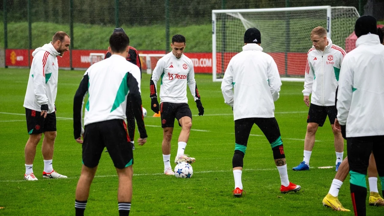ข่าวฟุตบอล "แมนยูฯ" โชว์ภาพ "แข้งอาวุธลับ" ก่อนดวล "กาลาตาซาราย" ศึก UCL